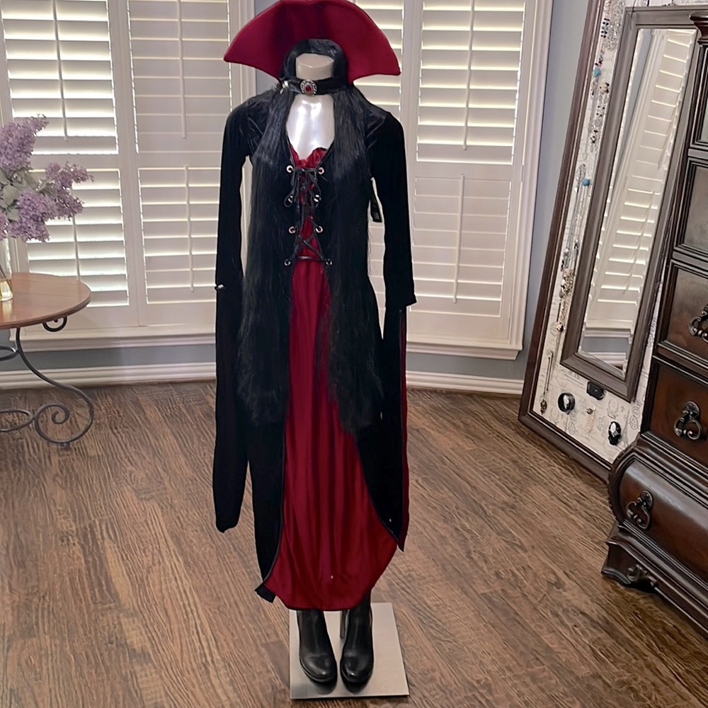 Halloween/Vampireews Halloween costume and wig